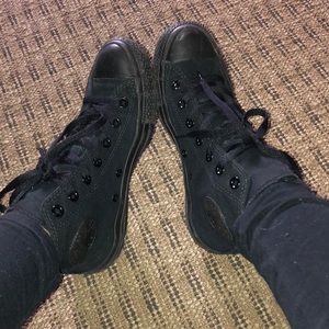 Black converse. Size 7.